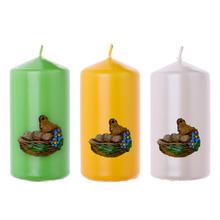 Sviečky valec s kurkou v koši v zelenom, žltom a bielom prevedení.