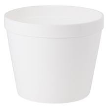 Biely kvetináč s priemerom 23 cm.