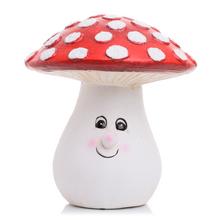 Keramická muchotrávka s červenou čiapkou a bielymi bodkami.