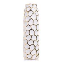 Biela porcelánová váza s geometrickým vzorom.