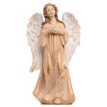 Zlatý dekoratívny anjel s bielymi krídlami.