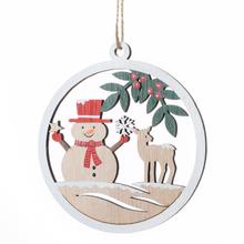 Drevený záves s motívom snehuliaka a jeleňa.