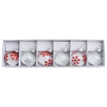 Sada sklenených vianočných gúľ s bielymi a červenými vločkami.