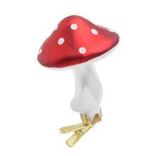 Sklenená vianočná guľa muchotrávka na štipci v bielej a červenej farbe.