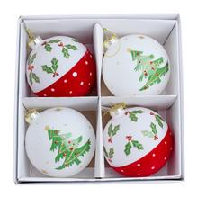 Sada sklenených vianočných gúľ v bielej, červenej a zelenej farbe.