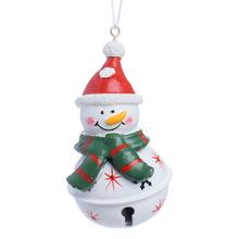 Biela rolnička so snehuliakom a červenou čiapkou.