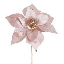 Umelá ruža v ružovej farbe s lesklými okvetnými lístkami.