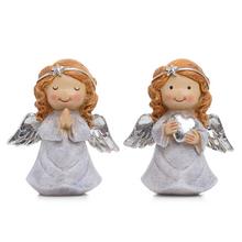 Dekoračný anjel s modliacou pozou a srdcom.