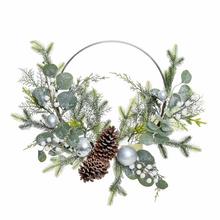 Vianočný veniec s čečinou, zelenými vetvičkami, šiškami a bielymi bobuľami.