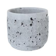 Cementový obal v antickej šedej farbe s dekoratívnym vzorom.