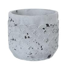 Cementový obal v antickej šedej farbe s dekoratívnym vzorom.