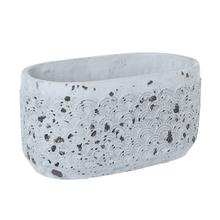 Cementový obal v antickej šedej farbe s dekoratívnym vzorom.