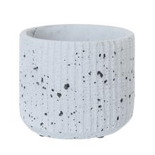 Cementový obal v antique šedej farbe s rozmermi D16*H13.5cm.