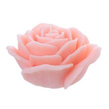 Ružová sviečka v tvare ruže.