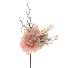 Umelá ruža broskyňová s dekoratívnymi prvkami.