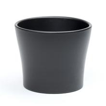 Jednofarebný obal na kvetináče v antracitovej farbe.