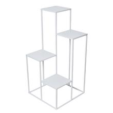 Biely stojan na kvety s štyrmi policami.