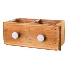 Drevená zásuvka s dvoma priehradkami a bielymi úchytkami.