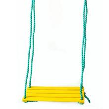 Detská hojdačka v žltej farbe s modrými lanami.