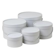 Biele darčekové krabičky s šnúrkou v rôznych veľkostiach.