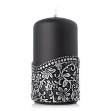 Čierna sviečka s dekoratívnym vzorom