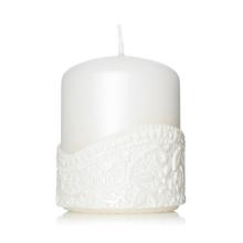 Biela sviečka s dekoratívnym vzorom.