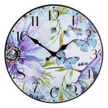 Nástenné hodiny s kvetinovým a motýlím dizajnom.