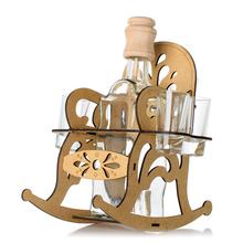 Hojdacie kreslo s pohármi a fľašou.