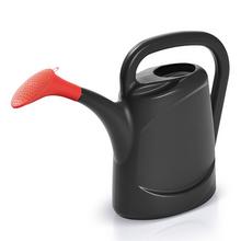 Čierna krhľa s červeným nástavcom na zalievanie.