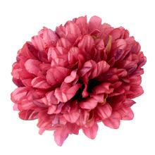 Umelá hlava chryzantémy v tmavo ružovej farbe.