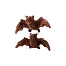 Plyšový netopiér s rozšírenými krídlami.