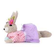 Zajačica ležiaca s ružovým oblečením a modrým vajíčkom.