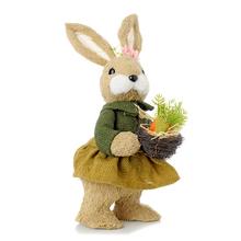 Zajačica v zeleno-žltých šatách s košíkom mrkvičiek.