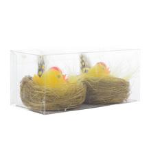 Žltá sliepočka v hniezde s vajíčkami.