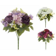 Kytica umelých kvetov s pivonkami, hortenzijami a drobnými kvetmi.