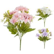 Kytica umelých kvetov s dalíami, margarétkami a drobnými kvetmi.