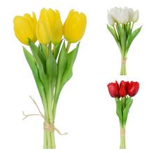Kytica umelých tulipánov v žltej, bielej a červenej farbe.