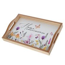 Malá tácka s kvetinovým motívom a nápisom 'Home is where I am with you'.