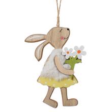 Drevený zajačik s kvetmi a bielym kožúškom.