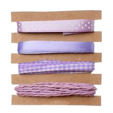 Fialové stuhy rôznych textúr a vzorov na aranžovanie.