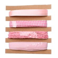 Ružové stuhy rôznych textúr a vzorov na aranžovanie.