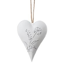 Biely plechový záves v tvare srdca s kvetinovým motívom.