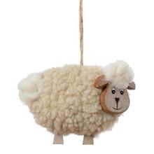 Závesná dekorácia v tvare ovečky s béžovým kožúškom a drevenými detailmi.