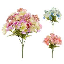 Kytica drobných kvetov s rôznymi farbami a zeleňou.