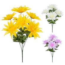 Kytica umelých kvetov s dáhliami v žltej, bielej a ružovej farbe.