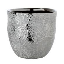 Obal na kvetináč so strieborným vzorom ohňostroja.