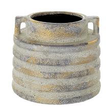 Antická amfora s textúrou a zlatými detailmi.