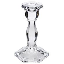 Sklenený svietnik s elegantným dizajnom.