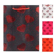 Darčeková taška s glitrami a motívom srdca.