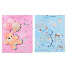 Detská darčeková taška s motívom medvedíka a oblečenia pre chlapca.